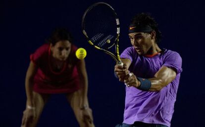 Nadal devuelve la pelota durante el partido ante Mayer 