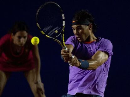 Nadal devuelve la pelota durante el partido ante Mayer 