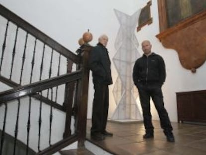 Los artistas Juan Serrano (izquierda) y Miguel Gómez, protagonistas de la muestra Ensamble en la galería cordobesa Cardenal Salazar