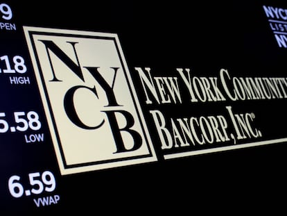 El logo de New York Community Bancorp, en una pantalla del parqué de la Bolsa de Nueva York.