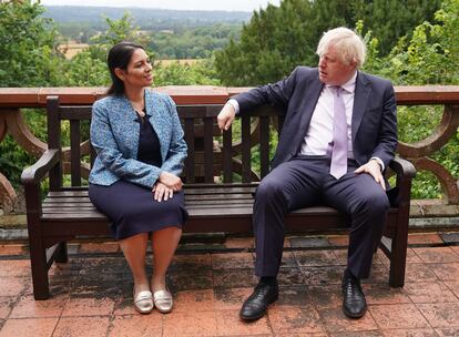 La secretaria de Estado del Interior, Priti Patel, y el primer ministro británico Boris Johnson en una visita a la sede de la policía de Surrey en Guildford, al suroeste de Londres, el 27 de julio de 2021.