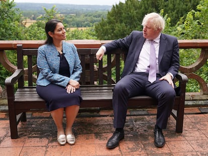 La secretaria de Estado del Interior, Priti Patel, y el primer ministro británico Boris Johnson en una visita a la sede de la policía de Surrey en Guildford, al suroeste de Londres, el 27 de julio de 2021.