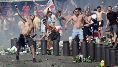 Hinchas ingleses lanzan botellas en la zona del Puerto Viejo de Marsella.