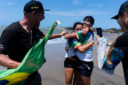 Rita Arnaus abraza a Mikaila Sol (derecha), campeona mundial de kitesurf en estilo libre