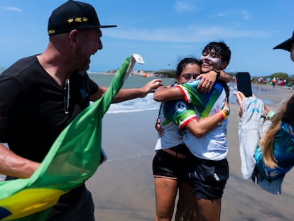Rita Arnaus abraza a Mikaili Sol (derecha), campeona mundial de kitesurf en estilo libre.