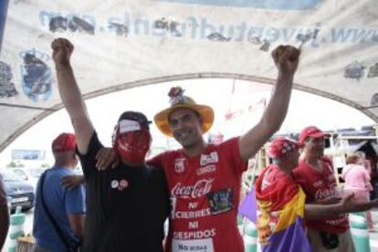 Los empleados de la planta de Coca-Cola en Fuenlabrada celebran la anulación de los despidos