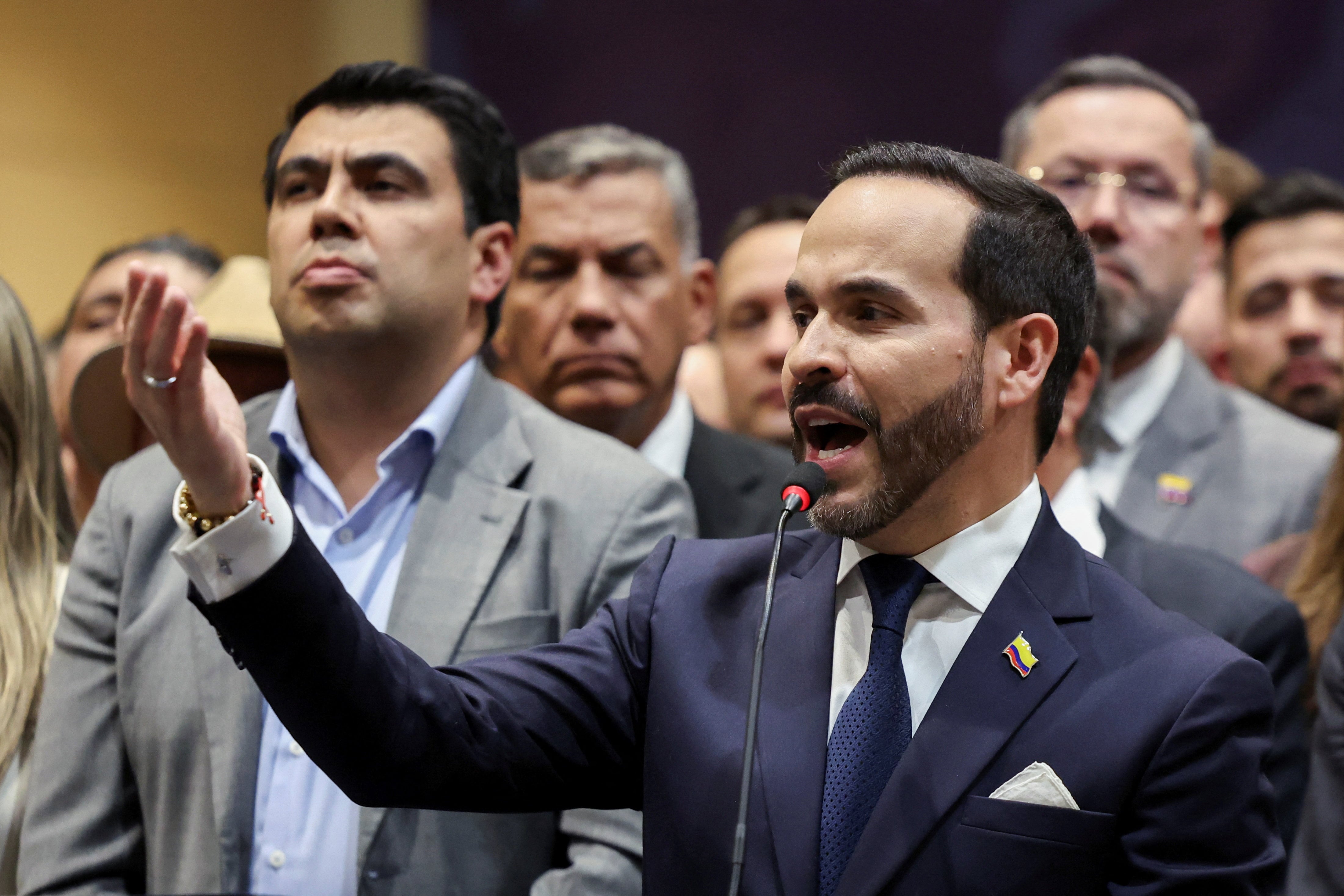 La economía en la “patria milagro” de De la Espriella: recortes y crecimiento acelerado