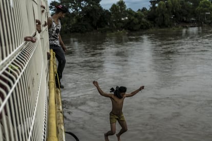 Al caer la tarde varios migrantes decidieron saltar al río Suchiate para cruzar por esa vía.  
