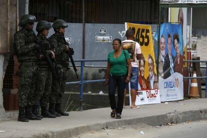 Ex&eacute;rcito supervisiona vota&ccedil;&atilde;o na favela Vila do Jo&atilde;o, no Rio. 