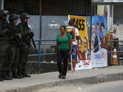 Ex&eacute;rcito supervisiona vota&ccedil;&atilde;o na favela Vila do Jo&atilde;o, no Rio. 