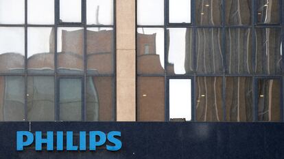 Logo de Philips en su sede, en Bruselas.