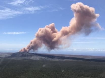 La lava y el vapor han comenzado a brotar por varias grietas en una zona residencial