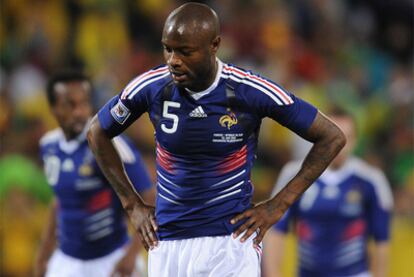 William Gallas, desolado, durante el partido contra Sudáfrica.