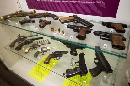 Armas de la vitrina de criminalística del museo.