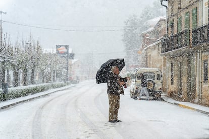La Agencia Estatal de Meteorología (Aemet) mantendrá activadas a lo largo de este miércoles las alertas amarillas por riesgo de lluvias, nevadas y vientos fuertes en la mayor parte de la Comunidad aragonesa. En la imagen, un hombre cruza una calle de Aliaga, en la provincia de Teruel, cubierta por un manto de nieve.