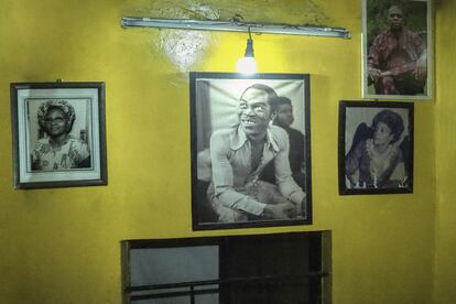 Interior de la zona de camerinos en 'The New African Shrine', en Lagos, Nigeria. La imagen central es un retrato de Fela Anikulapo Kuti. A cada lado, dos de las grandes mujeres referentes en su vida. Su madre, Funmilayo Ramsome Kuti, a la izquierda y Sandra Izadora, su pareja, a la derecha. Encima, la fotografía de Femi Kuti, uno de los hijos. Actualmente, sigue con su legado.