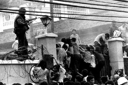 Esta es una imagen tomada pocos días antes del fin de la guerra. Grupos de jóvenes vietnamitas intentan saltar el muro que protegía a la Embajada de Estados Unidos en Saigón, pese a los esfuerzos de los militares por impedirlo. Poco después, cientos de survietnamitas desertaron escapando junto a sus familias.