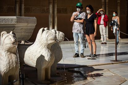 Primeros turistas visitan el Patio de los Leones de l´La Alhambra de Granda tras la apertura por la pandemia de coronavirus.