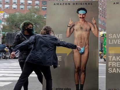 Una campaña publicitaria en Nueva York usa mascarillas y gel hidroalcohólico para vender una película del actor británico Sacha Baron-Cohen. 