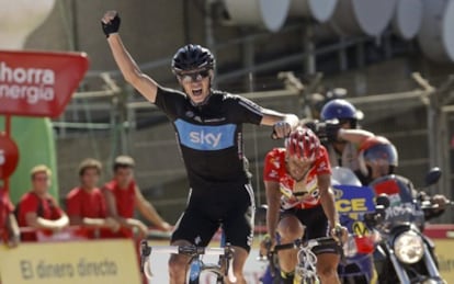 Froome celebra su victoria ante la impotencia de Cobo.