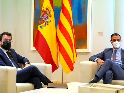 El presidente del Gobierno, Pedro Sánchez, y el de la Generalitat, Pere Aragonès, en el palacio de La Moncloa.