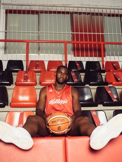 Garuba, a sus anchas en el polideportivo La Paz, en Azuqueca de Henares. En el pueblo lo han respaldado tanto que tenía las llaves para entrar a entrenarse cuando quisiera.