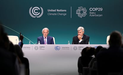 Los senadores de Estados Unidos, Sheldon?Whitehouse?(derecha) y Ed Markey, en una conferencia de prensa de la COP29 el 18 de noviembre.  