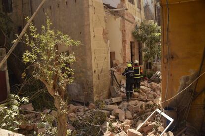 El contingente español Método Arcón, con cinco bomberos y cuatro canes, peina varias viviendas de los barrios colindantes al puerto de Beirut, donde se encuentran los más afectados por la explosión.