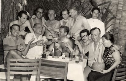 Luis Buñuel (con camisa blanca) en una de las fiestas que celebraba en México. Abajo, con gafas oscuras, Gabriel García Márquez.