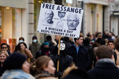 Una concentración pide la libertad de Julian Assange, en Londres