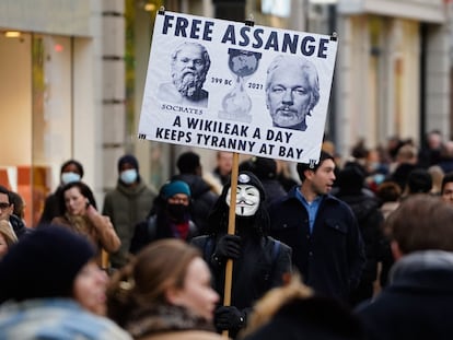 Un cartel a favor de Julian Assange, el viernes en Oxford Street, Londres.