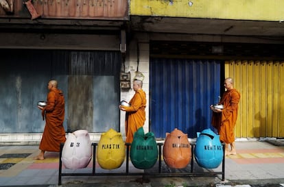 Monjes budistas recaudan limosnas en la víspera del día de Vesak, en Magelang (Indonesia).