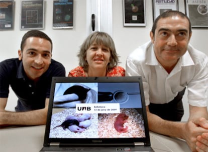 Los investigadores Nuno Costa, Elena Ibáñez y José Santaló, en el laboratorio de la Universidad Autónoma de Barcelona