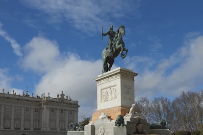 La escultura de Felipe IV de la Plaza de Oriente fue creada en 1640 por el escultor Pietro Taccana basándose en un retrato que Velázquez hizo al rey. Los cálculos para determinar el centro de gravedad del caballo, que descansa únicamente sobre las patas traseras, fueron realizados por Galileo Galilei.