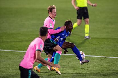 De Jong comete penalti sobre Djené en el duelo ante el Getafe.