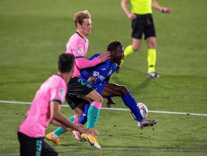 De Jong comete penalti sobre Djené en el duelo ante el Getafe.