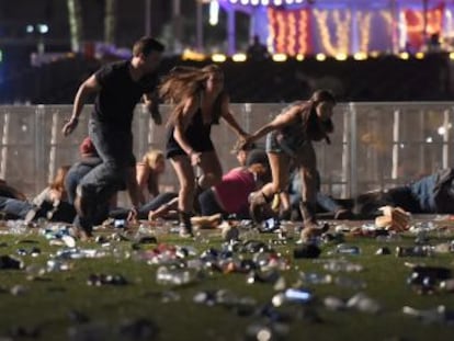 Testemunhas que assistiam a um show escutaram rajadas vindas do hotel Mandalay Bay A polícia confirma a morte de um suspeito