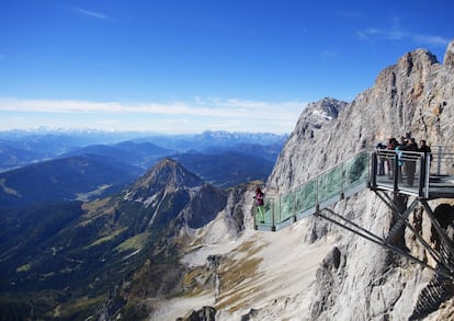 Si se tiene vértigo, la mera visión de esta pasarela en medio de las montañas hace sudar las manos. Enfilar 'la escalera que lleva a la nada' –de esta forma tan inquietante se ha bautizado a 14 peldaños aparentemente inofensivos– le encoje el estómago a cualquiera. Y eso si finalmente uno se atreve, porque los escalones terminan en una plataforma de cristal a 400 metros de altura sobre la base de la pared rocosa del macizo de Dachstein, a 2.700 metros de altura, en el Estado austriaco de Estiria, fronterizo con Eslovenia. La vista sin obstáculos sobre el mundo alpino circundante es, simplemente, increíble. Pero primero hay que ser capaz de soportar la visión del abismo.