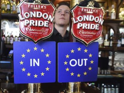 Vista de dos grifos de cerveza con las dos opciones, permanencia o salida, del Reino Unido de la Uni&oacute;n Europea, en un pub de Westminster, Londres (Reino Unido). EFE