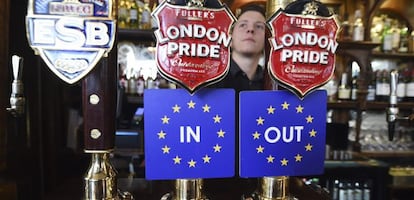  Vista de dos grifos de cerveza con las dos opciones, permanencia o salida, del Reino Unido de la Uni&oacute;n Europea, en un pub de Westminster, Londres (Reino Unido). EFE