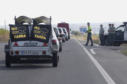 Los vehículos de la caravana antinuclear, vigilados por la Guardia Civil de Tráfico, a punto de entrar en la autovía A-31 en la conexión de Almansa.