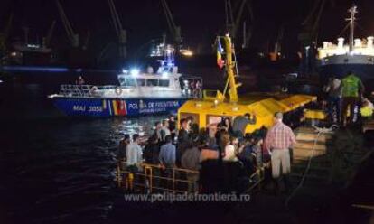 Un barco rescatado por la policía de frontera rumana.