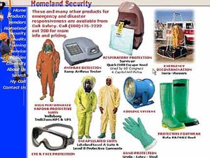 <b>Preparados para una emergencia</b>.
Colt Safety, Fire & Rescue se dedica a distribuir equipos de emergencia. Un detector de ántrax, una ducha descontaminante, trajes, gafas y botas para protegerse y un sistema de respiración son algunas de las opciones para hacer frente a un desatre bacteriológico.