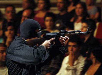 Un actor de La Fura dels Baus encañona al público con un fusil Kaláshnikov en la obra <i>Borís Godunov</i>.