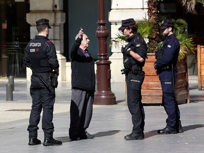 Agentes de la Ertzaintza patrullan las calles de San Sebastián.