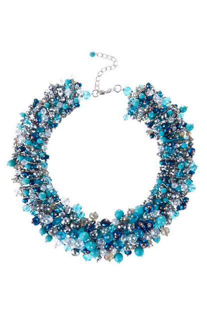 Collar de cristales con gran variedad de azules, de Blanco (32,19 euros).