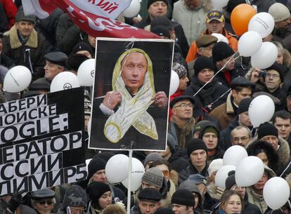 Los miles de opositores que han llenado la avenida Sájarov ha puesto en la diana de sus carteles al actual primer ministro, Vladímir Putin.