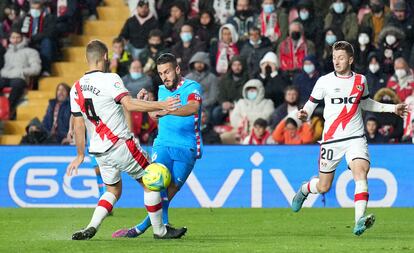 Koke supera a Mario Suárez en el disparo que supuso el gol del triunfo del Atlético ante el Rayo. Getty