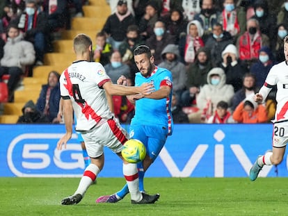 Koke supera a Mario Suárez en el disparo que supuso el gol del triunfo del Atlético ante el Rayo. Getty