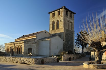 Iglesia románica de San Miguel Arcángel, del siglo XII, en el pueblo serrano de Sotosalbos. 